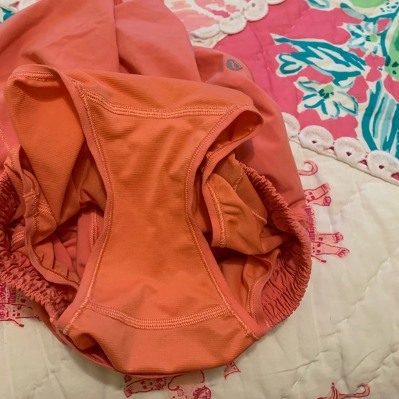 Hotty hot 2.5” Shorts size 2 - Picture 3 of 3